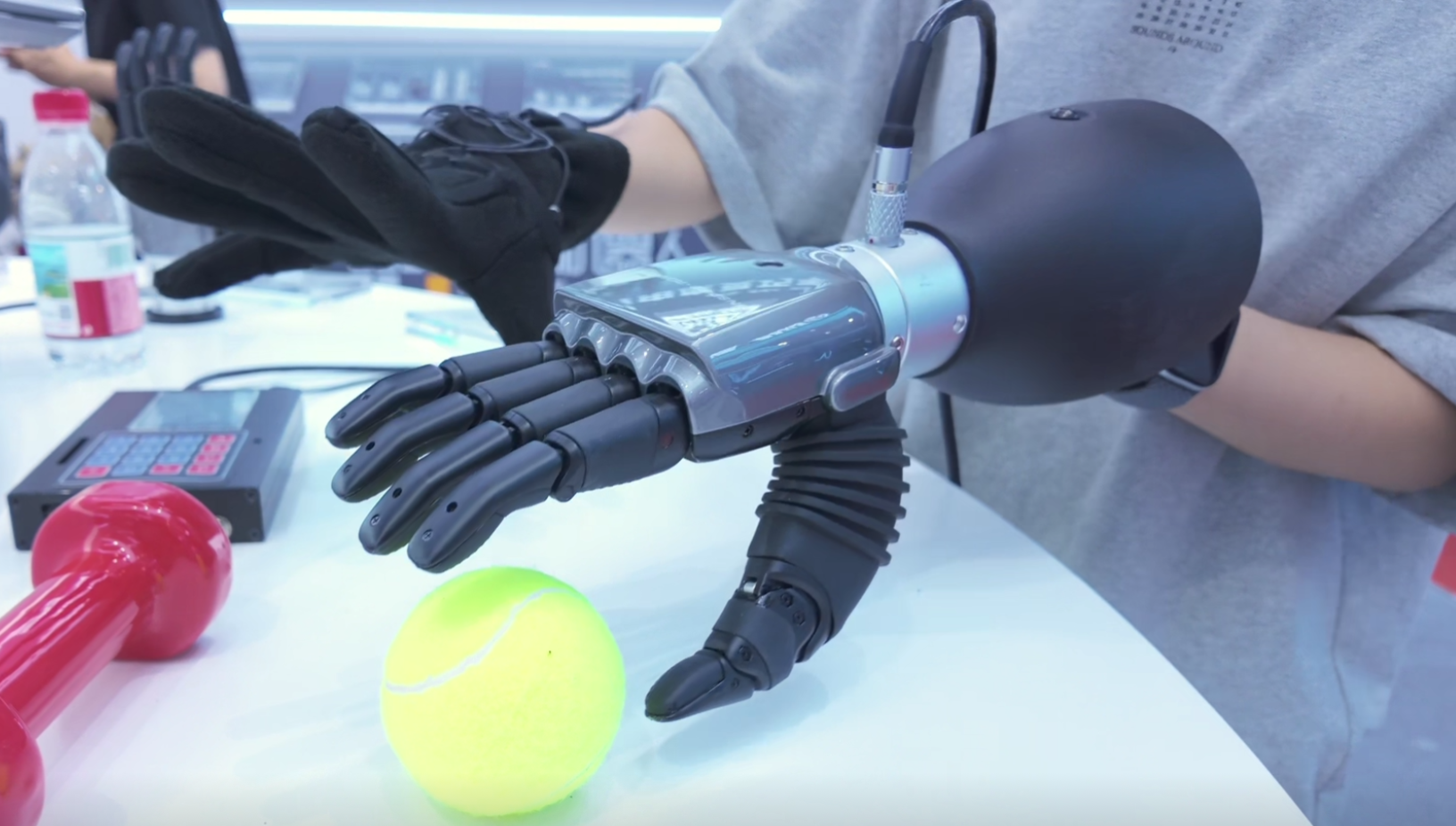 革新機(jī)器人連接技術(shù)！推拉自鎖連接器助力靈活機(jī)械手穩(wěn)定高效運(yùn)行